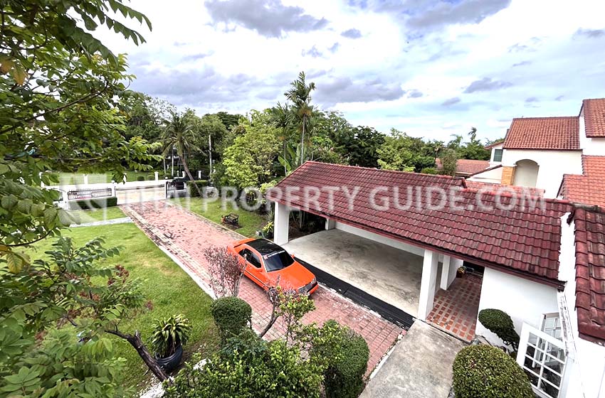 House with Shared Pool in Srinakarin 